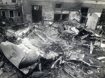 97563 Afbeelding van de ravage achter het huis Goedestraat 61 te Utrecht dat is getroffen door brokstukken van het ...